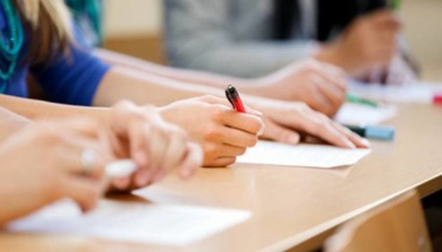 Нові підручники з математики й української мови для п'ятикласників доставлено до книжкових баз