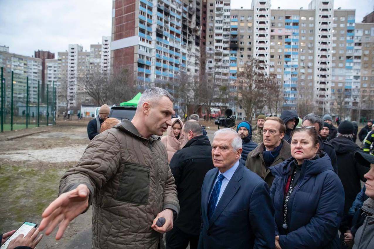 Жозеп Боррель разом із міським головою Києва Віталієм Кличком оглянули наслідки російської атаки на столицю України