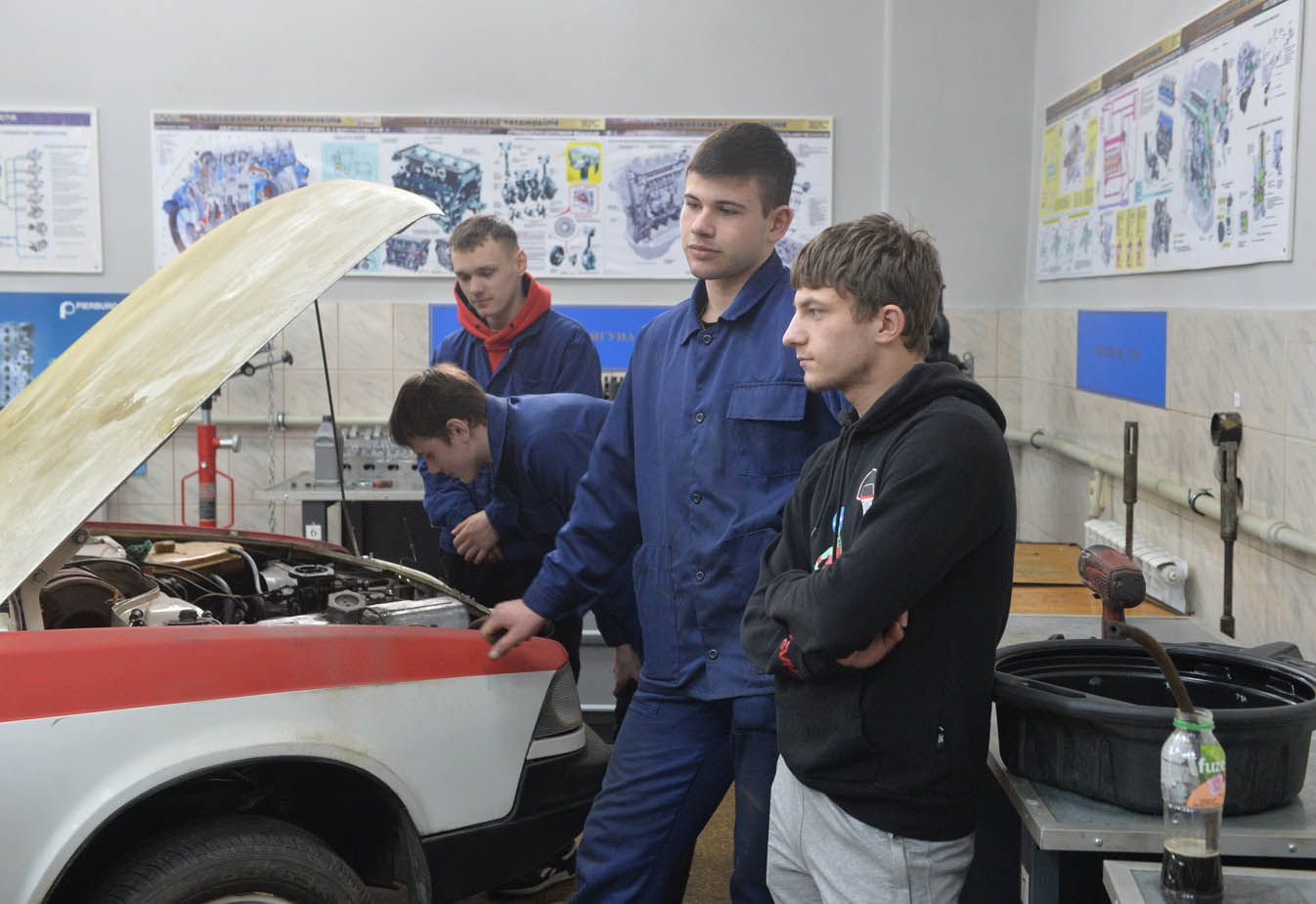 Турелі, дрони та автомобілі для ЗСУ 