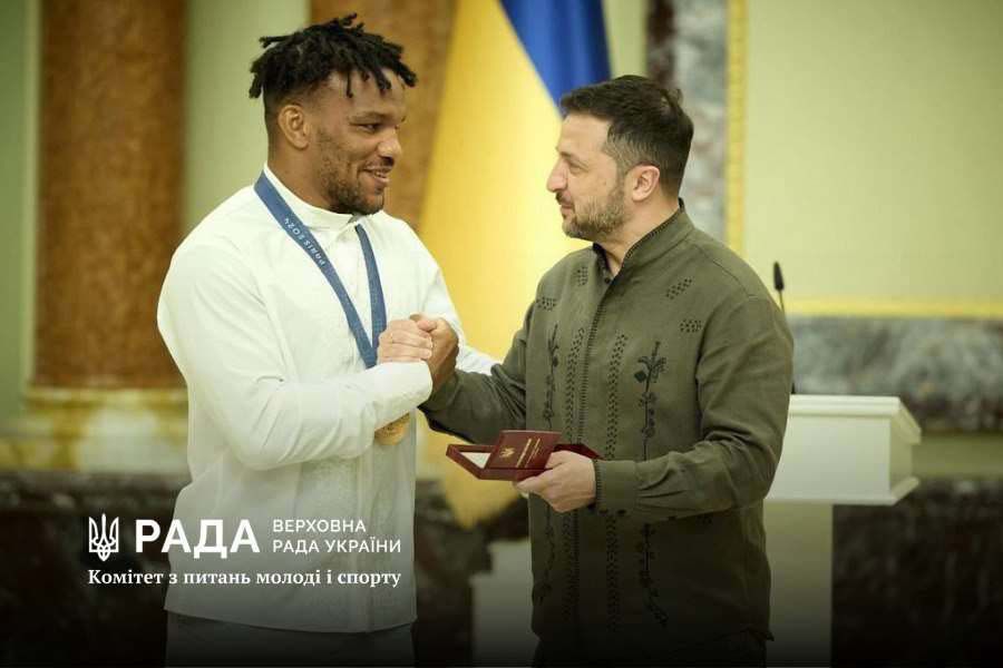 Комітет з питань молоді і спорту привітав першого заступника голови Комітету Жана Беленюка з присвоєнням почесного звання «Заслужений працівник фізичної культури і спорту України»