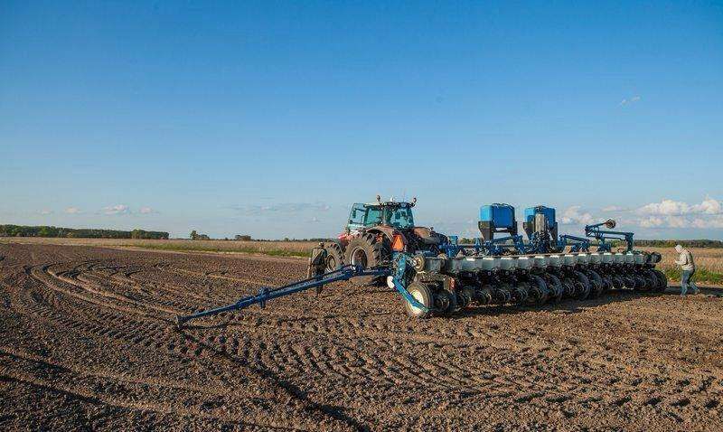 Посівна 2025: у 13 областях аграрії сіють кукурудзу 