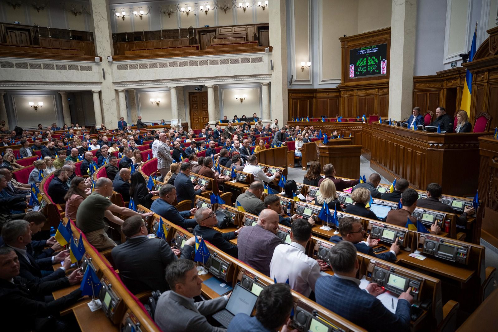 Про внесення змін до деяких законів України щодо використання гуманітарної допомоги комунальними підприємствами у сфері пасажирських перевезень