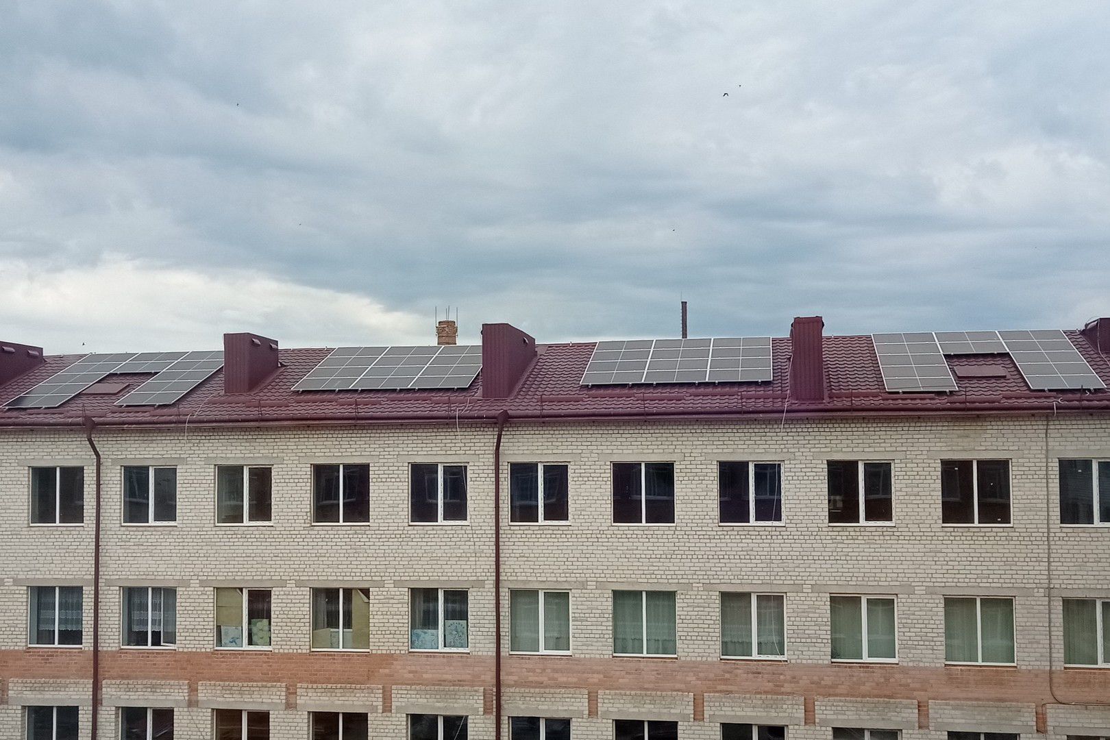 Сонячні панелі для шкіл: енергонезалежність як крок до безбар’єрної освіти