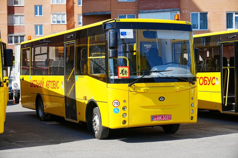 Громади Тернопільщини отримали інклюзивні шкільні автобуси  