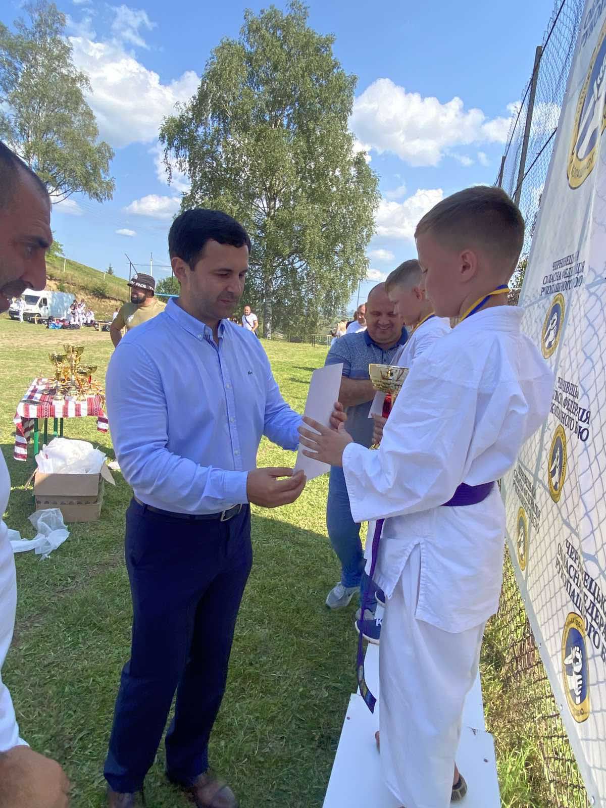 У високогірному селі Самакова народний депутат України Максим Заремський нагородив грамотами спортсменів та тренерів із рукопашного бою