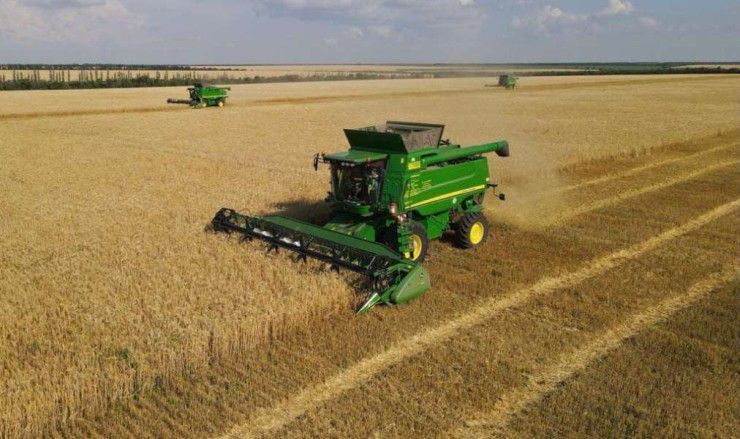 Аграрії продовжують збирати сільськогосподарські культури врожаю 2025 року