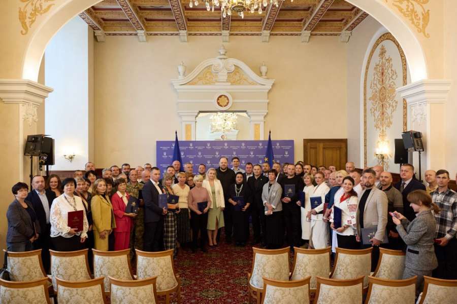 Руслан Стефанчук вручив відзнаки Парламенту військовим, волонтерам, представникам сфери освіти, медицини та спорту