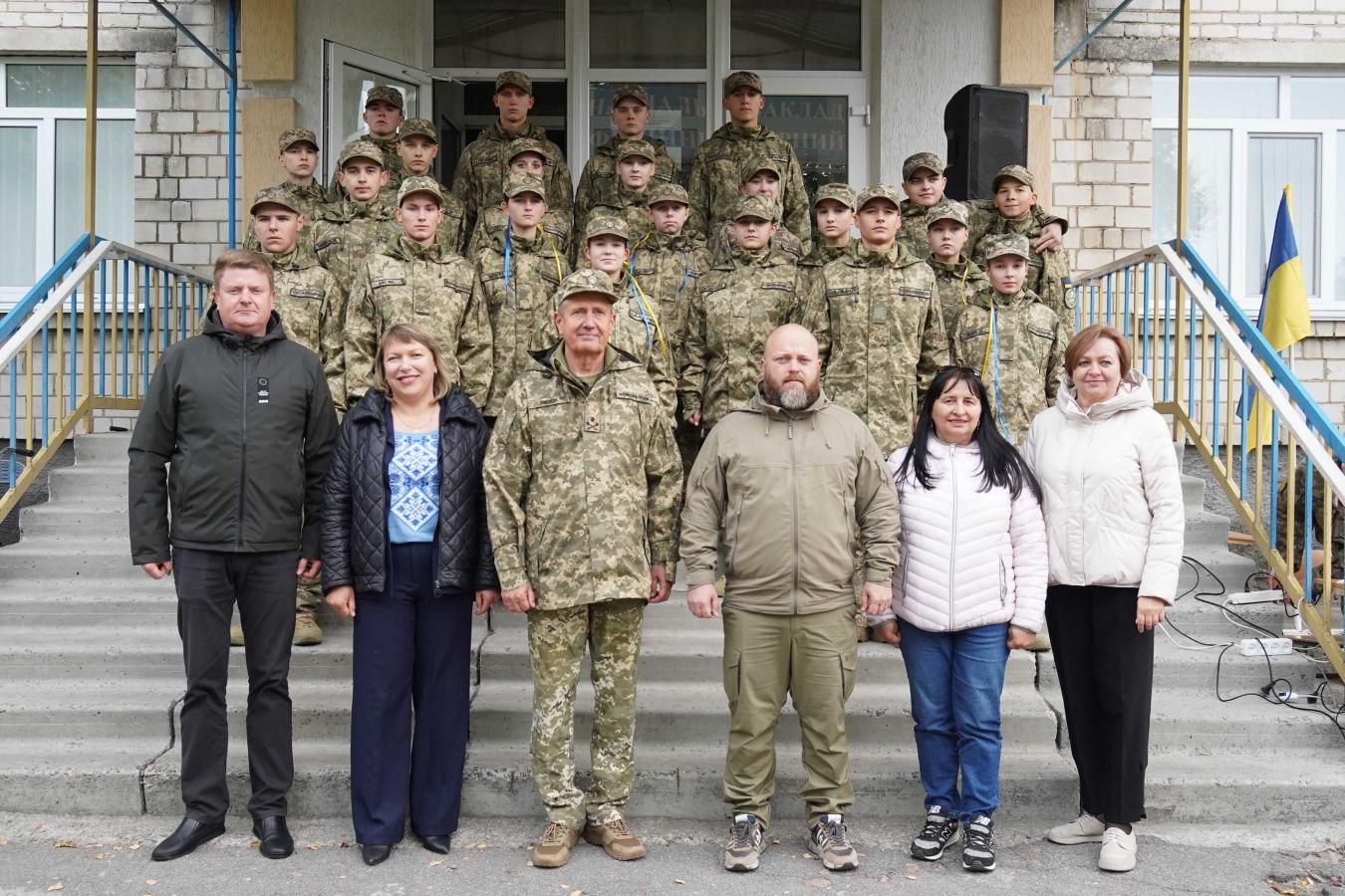 28 із 64 першокурсників Луганського ліцею з посиленою військово-фізичною підготовкою — діти діючих військових