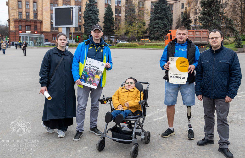 Втілення флагманського проєкту триває: безбар’єрний маршрут у центрі Дніпра оформлюють в єдиному стилі