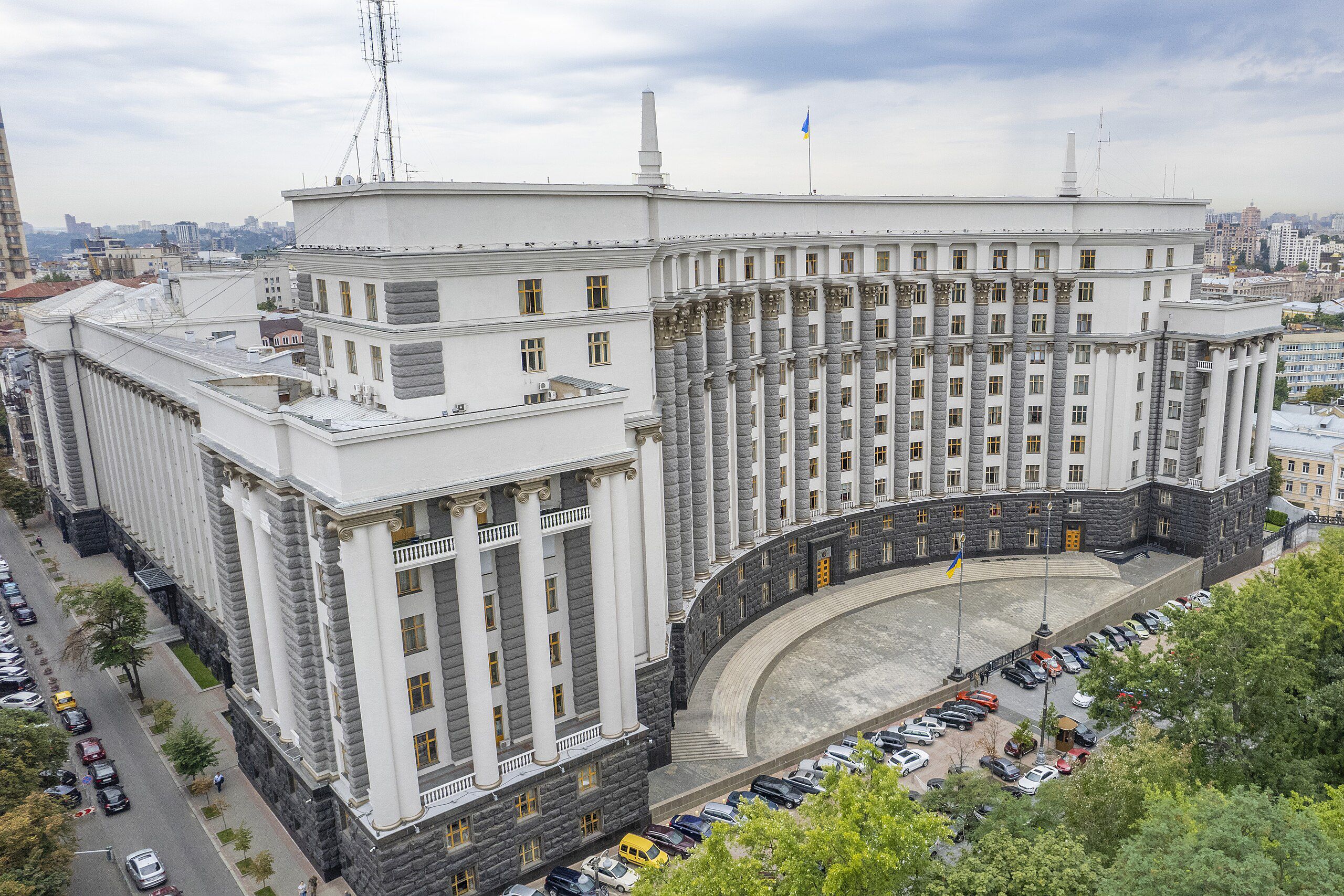 Уряд уточнив порядок оформлення закордонних паспортів у дипломатичних установах