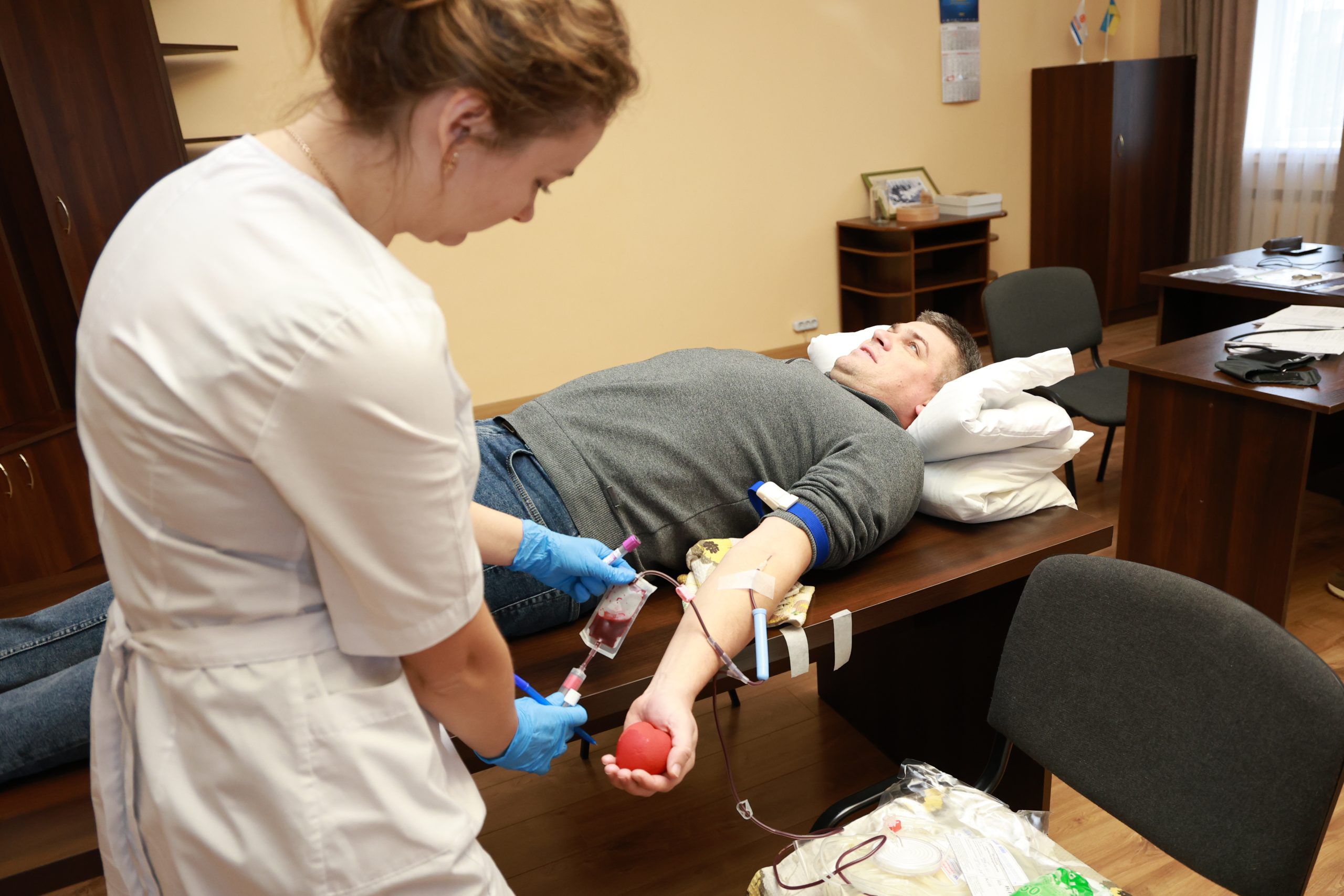 Працівники Хмельницької ОВА долучилися до донорства для підтримки військових та жителів області