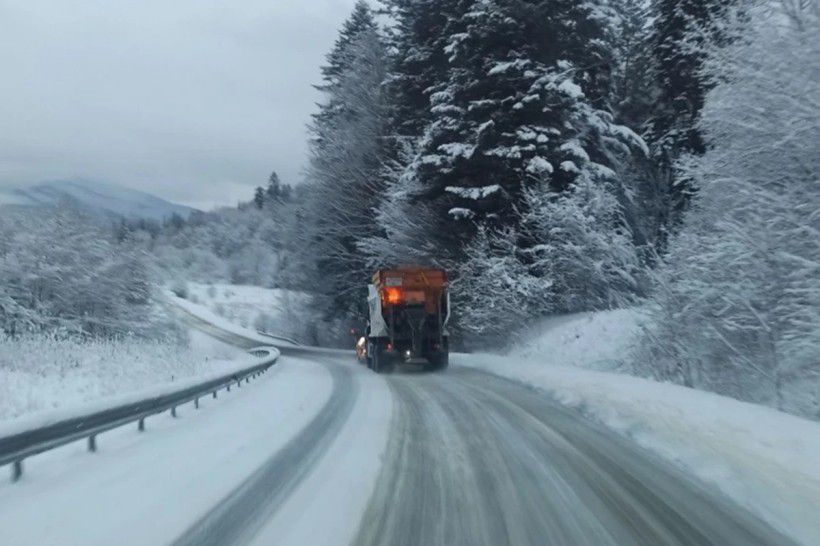 Проїзд дорогами державного значення Прикарпаття забезпечений, дорожники готові до зимового утримання