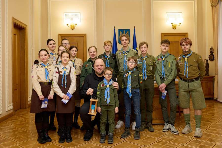 До Верховної Ради України передали Вифлеємський вогонь миру