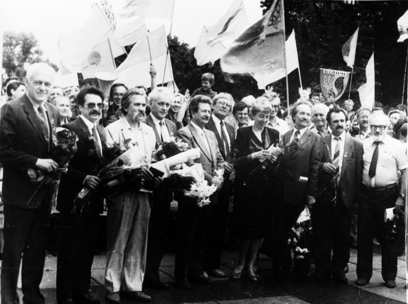 Про статус народного депутата — засновника державної незалежності України