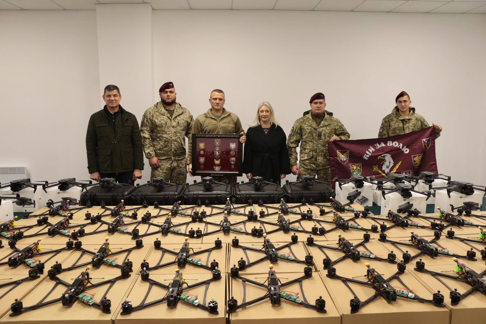 Вінницька область передала військовим 8 корпусу ДШВ ЗСУ сучасні дрони на понад 2,3 млн грн