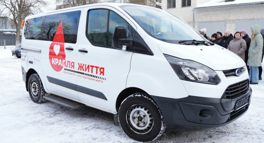 «Крапля життя» для Житомирщини: обласному центру крові передали спеціалізований автомобіль для виїзної заготівлі