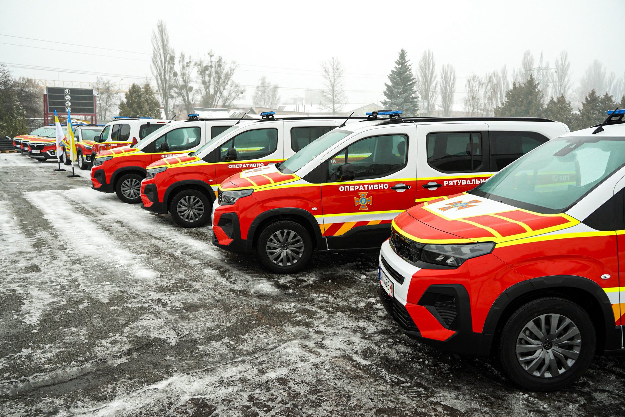 Підрозділи ДСНС у громадах Київщини отримали нову спецтехніку та обладнання