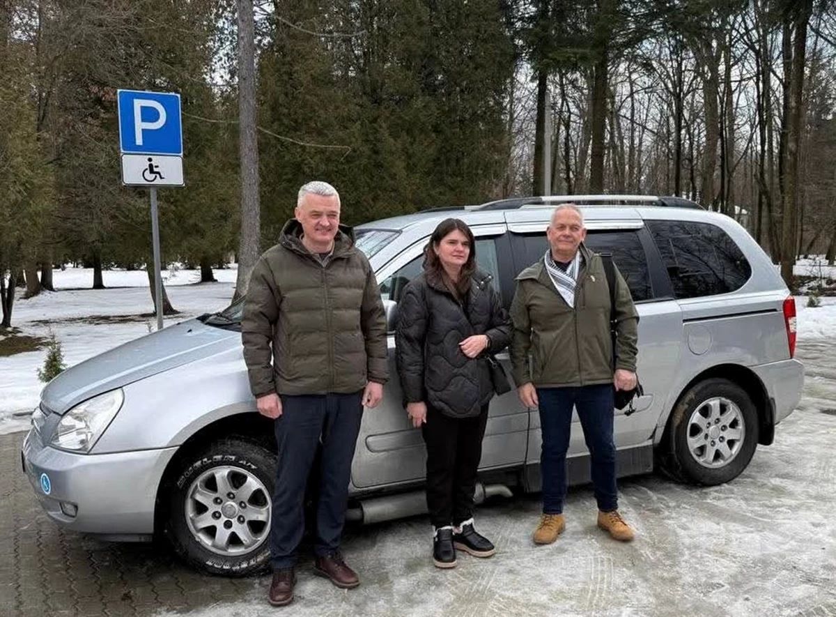 Благодійники з Великої Британії передали Моршинській міській лікарні інклюзивний автомобіль