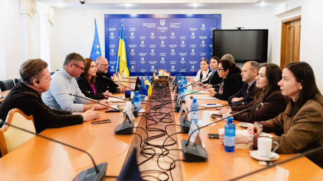 Законодавче регулювання обігу зброї — відбулася зустріч членів Комітету правоохоронної діяльності з представниками Женевського центру демократичного контролю за збройними силами (DCAF)
