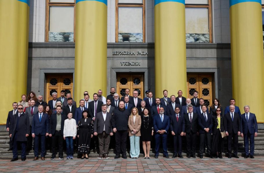 У День Європи біля Верховної Ради урочисто підняли прапор Європейського Союзу