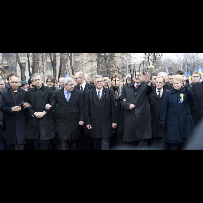 Київ.
Голова ВР України Володимир Гройсман, Президент України Петро Порошенко, Прем’єр-міністр України Арсеній Яценюк, глави іноземних держав і дипломатичних представництв, церков, релігійних і громадських організацій взяли участь у Марші Гідності, що пройшов вулицями Інститутська – Шовковична – Грушевського – Хрещатик і закінчився молитвою на Майдані Незалежності.
