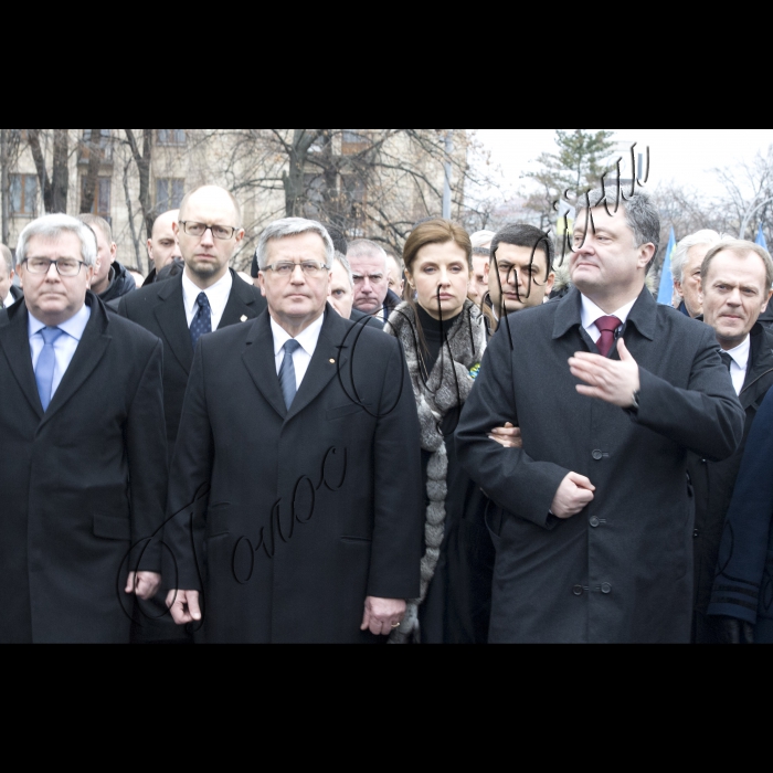 Київ.
Голова ВР України Володимир Гройсман, Президент України Петро Порошенко, Прем’єр-міністр України Арсеній Яценюк, глави іноземних держав і дипломатичних представництв, церков, релігійних і громадських організацій взяли участь у Марші Гідності, що пройшов вулицями Інститутська – Шовковична – Грушевського – Хрещатик і закінчився молитвою на Майдані Незалежності.
