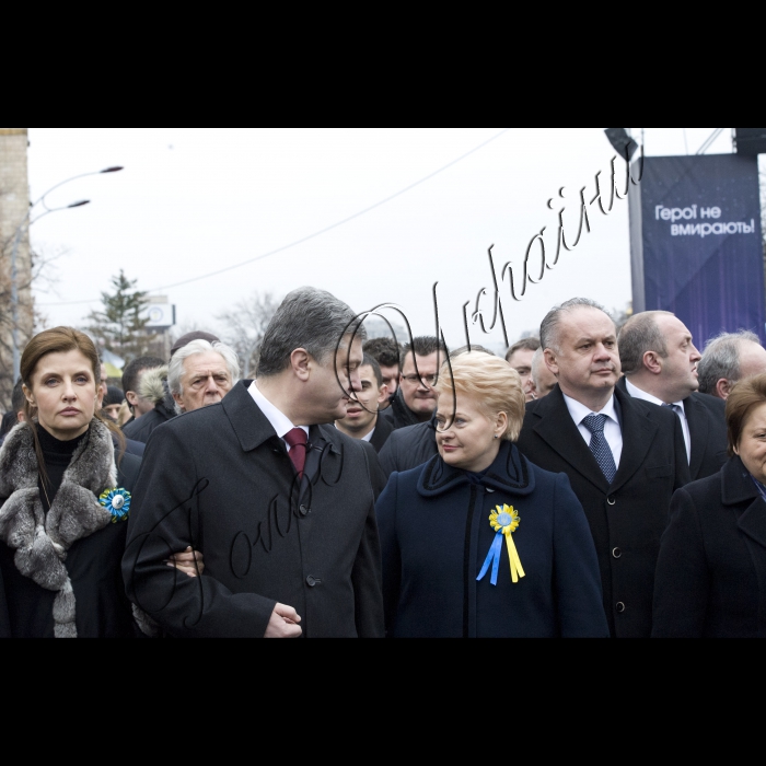Київ.
Голова ВР України Володимир Гройсман, Президент України Петро Порошенко, Прем’єр-міністр України Арсеній Яценюк, глави іноземних держав і дипломатичних представництв, церков, релігійних і громадських організацій взяли участь у Марші Гідності, що пройшов вулицями Інститутська – Шовковична – Грушевського – Хрещатик і закінчився молитвою на Майдані Незалежності.
