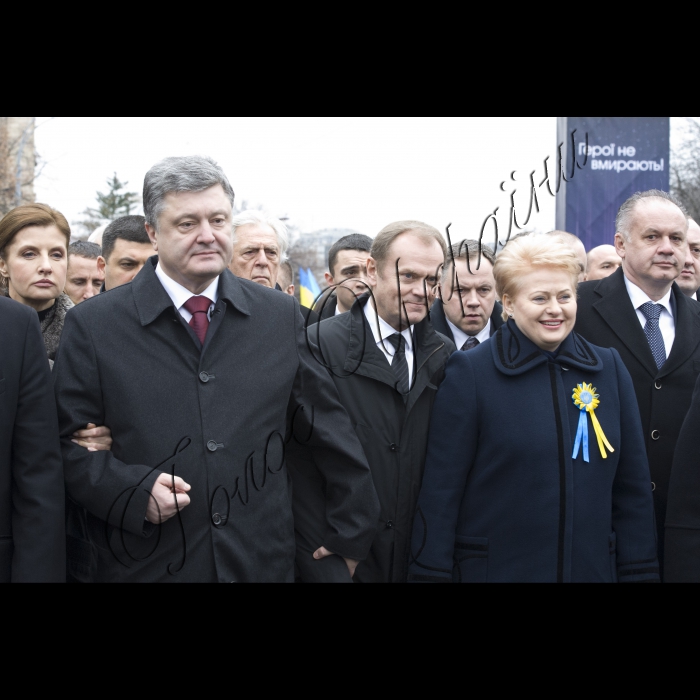 Київ.
Голова ВР України Володимир Гройсман, Президент України Петро Порошенко, Прем’єр-міністр України Арсеній Яценюк, глави іноземних держав і дипломатичних представництв, церков, релігійних і громадських організацій взяли участь у Марші Гідності, що пройшов вулицями Інститутська – Шовковична – Грушевського – Хрещатик і закінчився молитвою на Майдані Незалежності.

