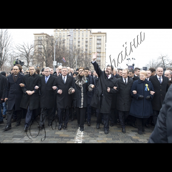 Київ.
Голова ВР України Володимир Гройсман, Президент України Петро Порошенко, Прем’єр-міністр України Арсеній Яценюк, глави іноземних держав і дипломатичних представництв, церков, релігійних і громадських організацій взяли участь у Марші Гідності, що пройшов вулицями Інститутська – Шовковична – Грушевського – Хрещатик і закінчився молитвою на Майдані Незалежності.
