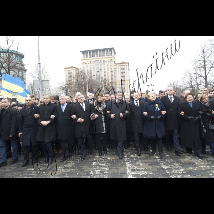Київ.
Голова ВР України Володимир Гройсман, Президент України Петро Порошенко, Прем’єр-міністр України Арсеній Яценюк, глави іноземних держав і дипломатичних представництв, церков, релігійних і громадських організацій взяли участь у Марші Гідності, що пройшов вулицями Інститутська – Шовковична – Грушевського – Хрещатик і закінчився молитвою на Майдані Незалежності.
