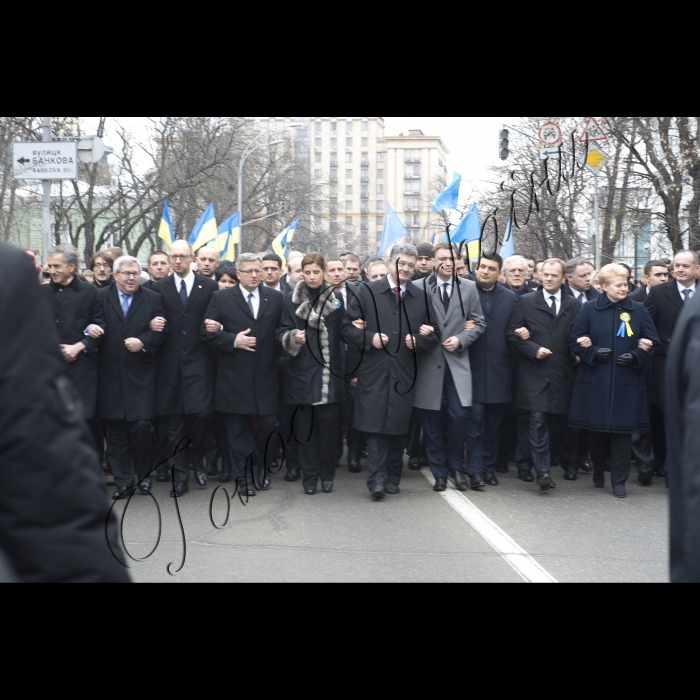Київ.
Голова ВР України Володимир Гройсман, Президент України Петро Порошенко, Прем’єр-міністр України Арсеній Яценюк, глави іноземних держав і дипломатичних представництв, церков, релігійних і громадських організацій взяли участь у Марші Гідності, що пройшов вулицями Інститутська – Шовковична – Грушевського – Хрещатик і закінчився молитвою на Майдані Незалежності.
