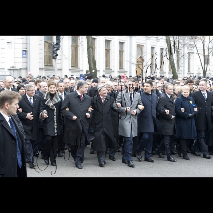 Київ.
Голова ВР України Володимир Гройсман, Президент України Петро Порошенко, Прем’єр-міністр України Арсеній Яценюк, глави іноземних держав і дипломатичних представництв, церков, релігійних і громадських організацій взяли участь у Марші Гідності, що пройшов вулицями Інститутська – Шовковична – Грушевського – Хрещатик і закінчився молитвою на Майдані Незалежності.
