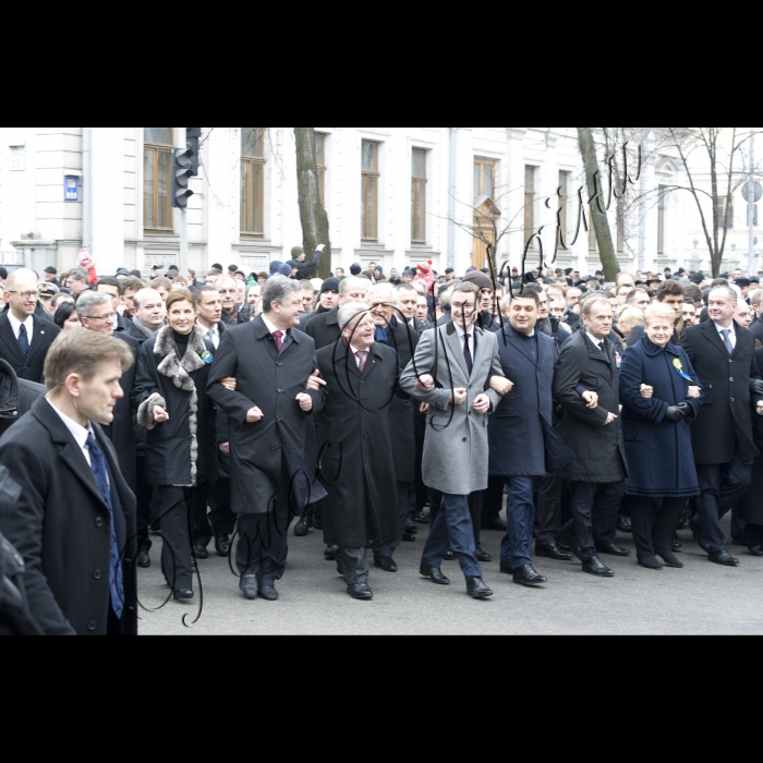 Київ.
Голова ВР України Володимир Гройсман, Президент України Петро Порошенко, Прем’єр-міністр України Арсеній Яценюк, глави іноземних держав і дипломатичних представництв, церков, релігійних і громадських організацій взяли участь у Марші Гідності, що пройшов вулицями Інститутська – Шовковична – Грушевського – Хрещатик і закінчився молитвою на Майдані Незалежності.
