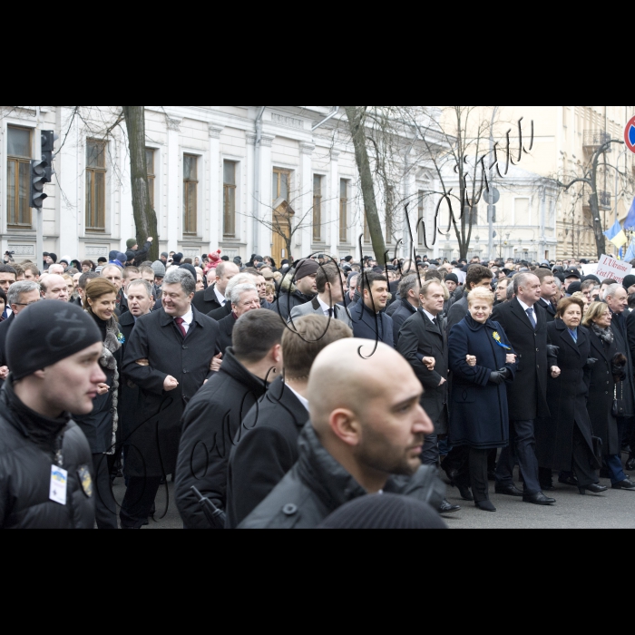 Київ.
Голова ВР України Володимир Гройсман, Президент України Петро Порошенко, Прем’єр-міністр України Арсеній Яценюк, глави іноземних держав і дипломатичних представництв, церков, релігійних і громадських організацій взяли участь у Марші Гідності, що пройшов вулицями Інститутська – Шовковична – Грушевського – Хрещатик і закінчився молитвою на Майдані Незалежності.
