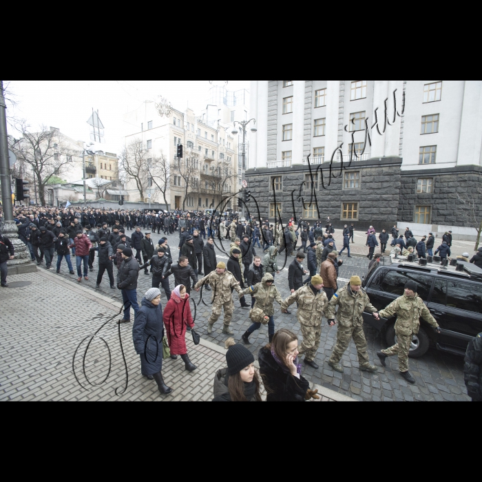 Київ.
Голова ВР України Володимир Гройсман, Президент України Петро Порошенко, Прем’єр-міністр України Арсеній Яценюк, глави іноземних держав і дипломатичних представництв, церков, релігійних і громадських організацій взяли участь у Марші Гідності, що пройшов вулицями Інститутська – Шовковична – Грушевського – Хрещатик і закінчився молитвою на Майдані Незалежності.
