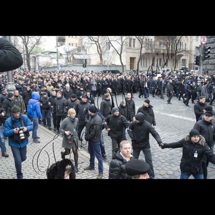 Київ.
Голова ВР України Володимир Гройсман, Президент України Петро Порошенко, Прем’єр-міністр України Арсеній Яценюк, глави іноземних держав і дипломатичних представництв, церков, релігійних і громадських організацій взяли участь у Марші Гідності, що пройшов вулицями Інститутська – Шовковична – Грушевського – Хрещатик і закінчився молитвою на Майдані Незалежності.
