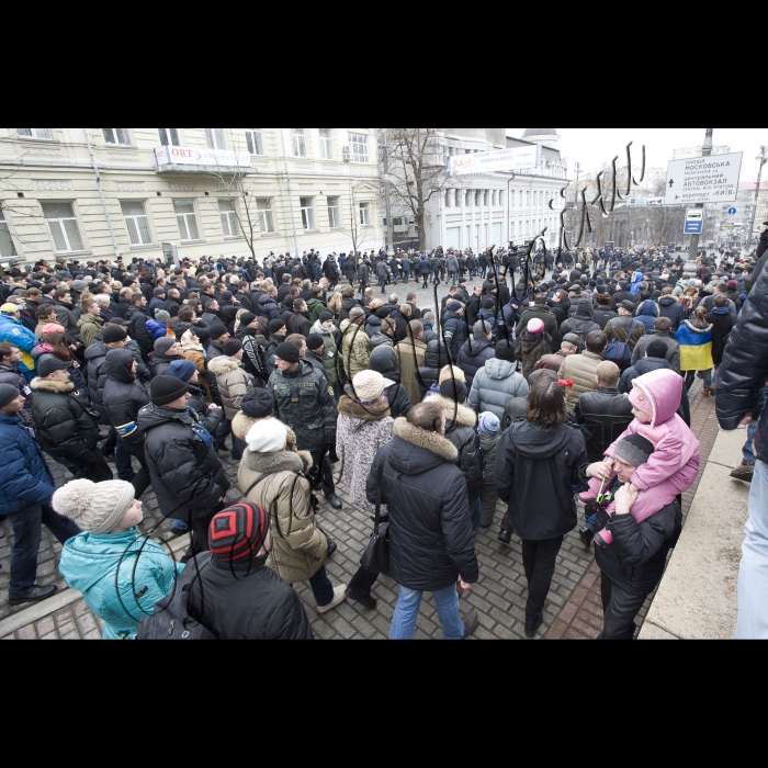 Київ.
Голова ВР України Володимир Гройсман, Президент України Петро Порошенко, Прем’єр-міністр України Арсеній Яценюк, глави іноземних держав і дипломатичних представництв, церков, релігійних і громадських організацій взяли участь у Марші Гідності, що пройшов вулицями Інститутська – Шовковична – Грушевського – Хрещатик і закінчився молитвою на Майдані Незалежності.
