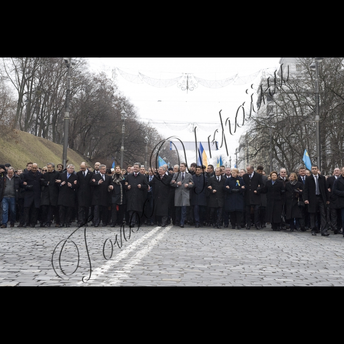 Київ.
Голова ВР України Володимир Гройсман, Президент України Петро Порошенко, Прем’єр-міністр України Арсеній Яценюк, глави іноземних держав і дипломатичних представництв, церков, релігійних і громадських організацій взяли участь у Марші Гідності, що пройшов вулицями Інститутська – Шовковична – Грушевського – Хрещатик і закінчився молитвою на Майдані Незалежності.
