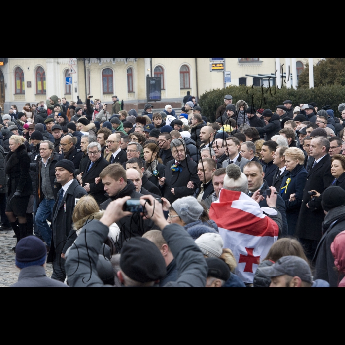 Київ.
Голова ВР України Володимир Гройсман, Президент України Петро Порошенко, Прем’єр-міністр України Арсеній Яценюк, глави іноземних держав і дипломатичних представництв, церков, релігійних і громадських організацій взяли участь у Марші Гідності, що пройшов вулицями Інститутська – Шовковична – Грушевського – Хрещатик і закінчився молитвою на Майдані Незалежності.
