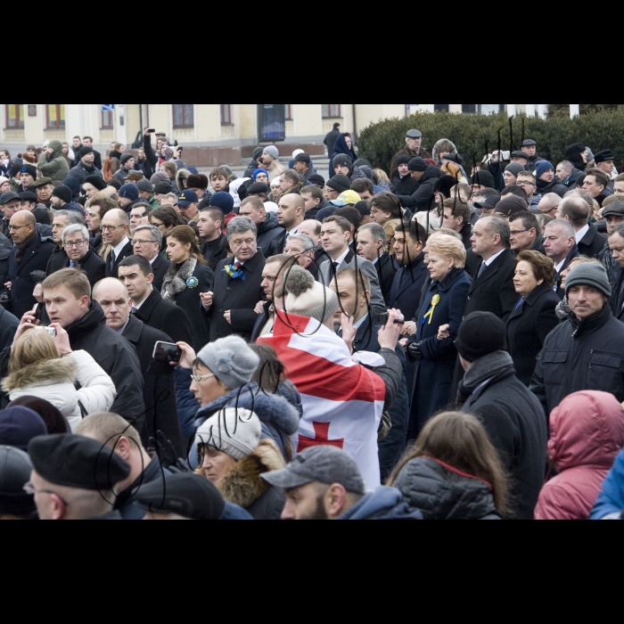Київ.
Голова ВР України Володимир Гройсман, Президент України Петро Порошенко, Прем’єр-міністр України Арсеній Яценюк, глави іноземних держав і дипломатичних представництв, церков, релігійних і громадських організацій взяли участь у Марші Гідності, що пройшов вулицями Інститутська – Шовковична – Грушевського – Хрещатик і закінчився молитвою на Майдані Незалежності.
