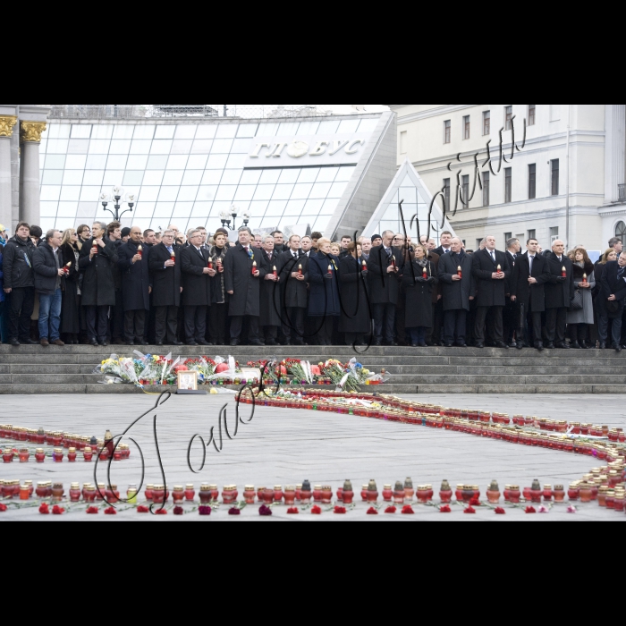 Київ.
Голова ВР України Володимир Гройсман, Президент України Петро Порошенко, Прем’єр-міністр України Арсеній Яценюк, глави іноземних держав і дипломатичних представництв, церков, релігійних і громадських організацій взяли участь у Марші Гідності, що пройшов вулицями Інститутська – Шовковична – Грушевського – Хрещатик і закінчився молитвою на Майдані Незалежності.
