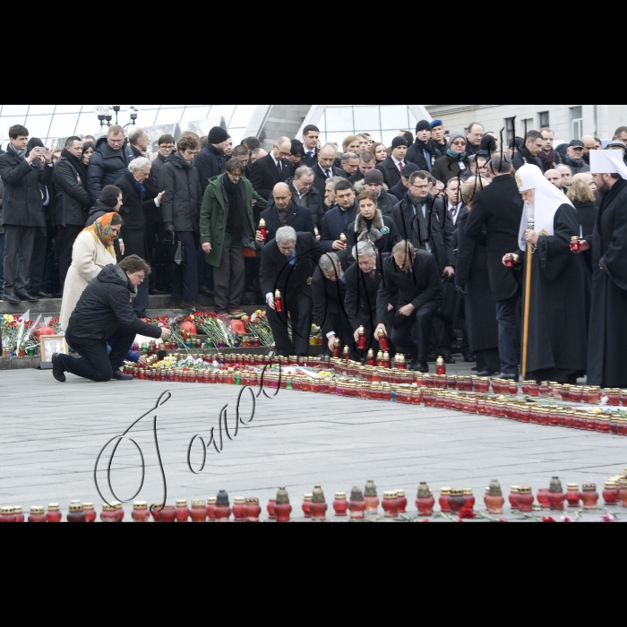 Київ.
Голова ВР України Володимир Гройсман, Президент України Петро Порошенко, Прем’єр-міністр України Арсеній Яценюк, глави іноземних держав і дипломатичних представництв, церков, релігійних і громадських організацій взяли участь у Марші Гідності, що пройшов вулицями Інститутська – Шовковична – Грушевського – Хрещатик і закінчився молитвою на Майдані Незалежності.
