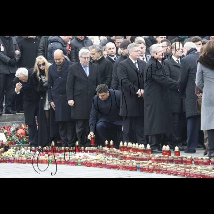Київ.
Голова ВР України Володимир Гройсман, Президент України Петро Порошенко, Прем’єр-міністр України Арсеній Яценюк, глави іноземних держав і дипломатичних представництв, церков, релігійних і громадських організацій взяли участь у Марші Гідності, що пройшов вулицями Інститутська – Шовковична – Грушевського – Хрещатик і закінчився молитвою на Майдані Незалежності.
