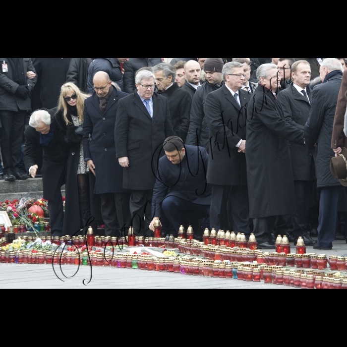 Київ.
Голова ВР України Володимир Гройсман, Президент України Петро Порошенко, Прем’єр-міністр України Арсеній Яценюк, глави іноземних держав і дипломатичних представництв, церков, релігійних і громадських організацій взяли участь у Марші Гідності, що пройшов вулицями Інститутська – Шовковична – Грушевського – Хрещатик і закінчився молитвою на Майдані Незалежності.
