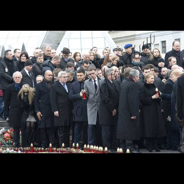 Київ.
Голова ВР України Володимир Гройсман, Президент України Петро Порошенко, Прем’єр-міністр України Арсеній Яценюк, глави іноземних держав і дипломатичних представництв, церков, релігійних і громадських організацій взяли участь у Марші Гідності, що пройшов вулицями Інститутська – Шовковична – Грушевського – Хрещатик і закінчився молитвою на Майдані Незалежності.
