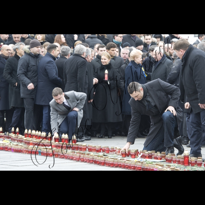 Київ.
Голова ВР України Володимир Гройсман, Президент України Петро Порошенко, Прем’єр-міністр України Арсеній Яценюк, глави іноземних держав і дипломатичних представництв, церков, релігійних і громадських організацій взяли участь у Марші Гідності, що пройшов вулицями Інститутська – Шовковична – Грушевського – Хрещатик і закінчився молитвою на Майдані Незалежності.
