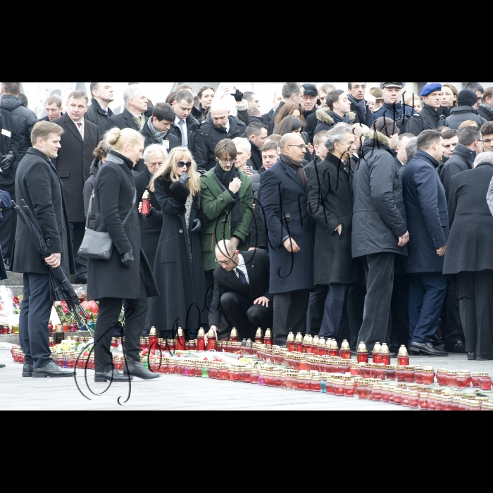 Київ.
Голова ВР України Володимир Гройсман, Президент України Петро Порошенко, Прем’єр-міністр України Арсеній Яценюк, глави іноземних держав і дипломатичних представництв, церков, релігійних і громадських організацій взяли участь у Марші Гідності, що пройшов вулицями Інститутська – Шовковична – Грушевського – Хрещатик і закінчився молитвою на Майдані Незалежності.
