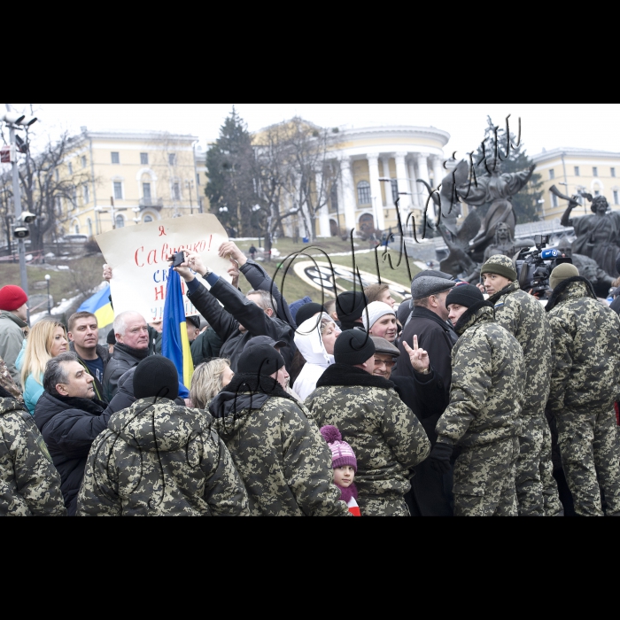 Київ.
Голова ВР України Володимир Гройсман, Президент України Петро Порошенко, Прем’єр-міністр України Арсеній Яценюк, глави іноземних держав і дипломатичних представництв, церков, релігійних і громадських організацій взяли участь у Марші Гідності, що пройшов вулицями Інститутська – Шовковична – Грушевського – Хрещатик і закінчився молитвою на Майдані Незалежності.
