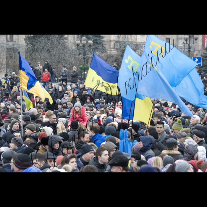 Київ.
Голова ВР України Володимир Гройсман, Президент України Петро Порошенко, Прем’єр-міністр України Арсеній Яценюк, глави іноземних держав і дипломатичних представництв, церков, релігійних і громадських організацій взяли участь у Марші Гідності, що пройшов вулицями Інститутська – Шовковична – Грушевського – Хрещатик і закінчився молитвою на Майдані Незалежності.
