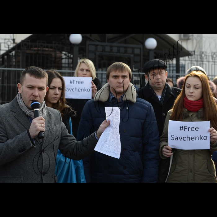 В Києві біля посольства РФ відбулась акція «#FreeSavchenko» на підтримку народного депутата від фракції «Батьківщина», члена ПАРЄ Надії Савченко. Під час акції було оприлюднено «Список Савченко» - список осіб, причетних до викрадення, незаконного засудження та ув’язнeння української льотчиці.
Виступає народний депутат Іван Крулько (Батьківщина) 